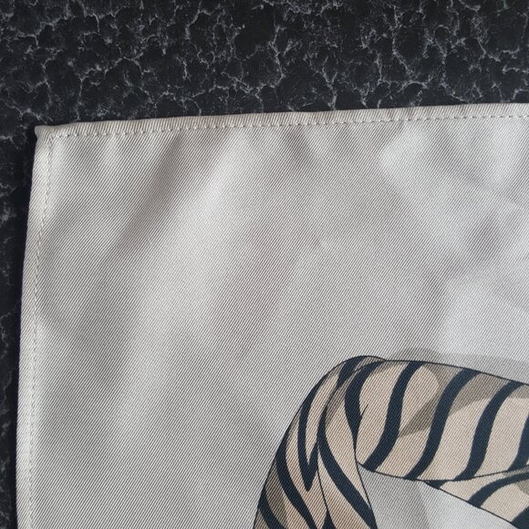 TOTEME ! 100% Silk Scarf , knotted Monogram (57X57CM) - Picture 7 of 11